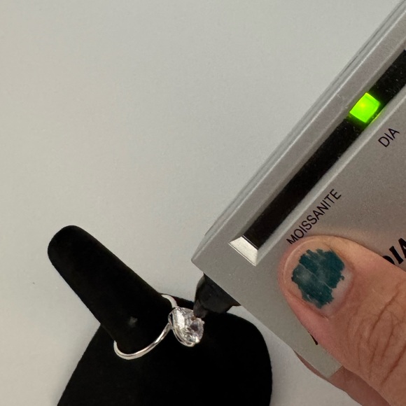 18k 1.75ct Pear Cut Ring - Picture 14 of 15